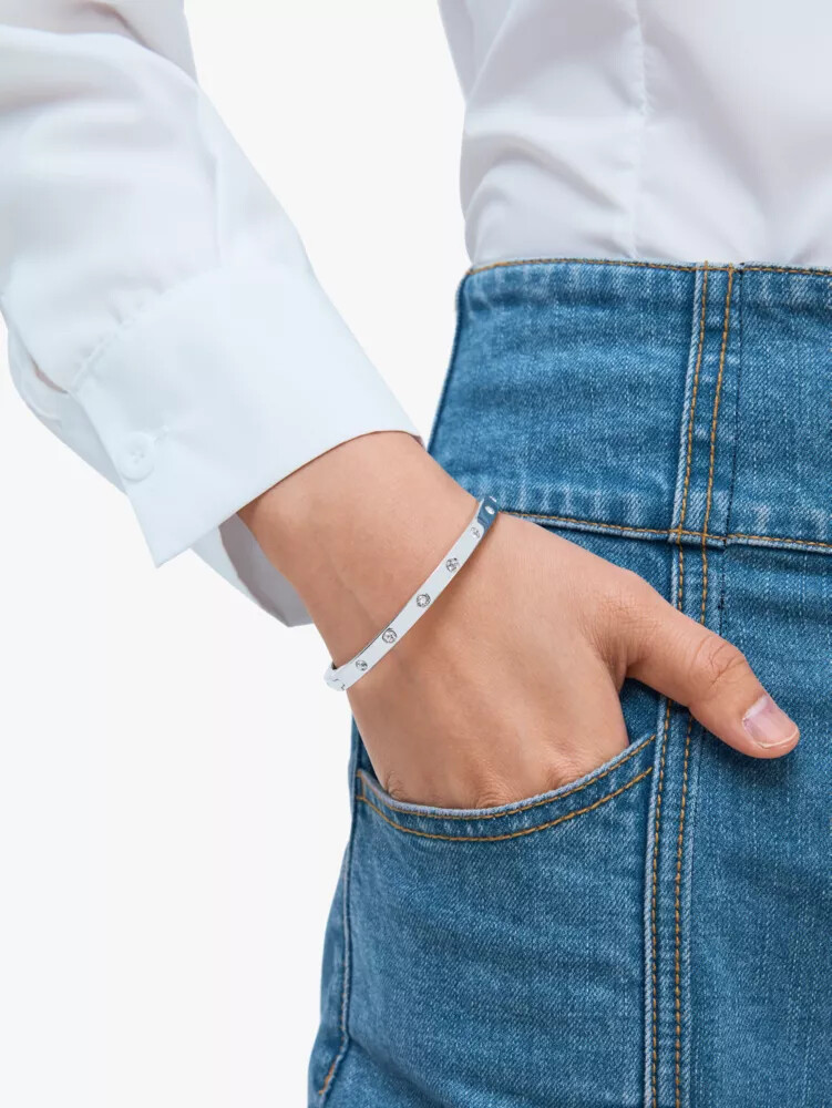 pulseira articulada prateada com cravação em pedra multicolorida