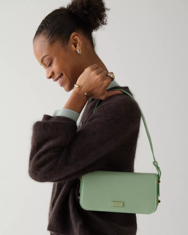 bolsa de ombro liv em verniz texturizado cor verde sálvia.