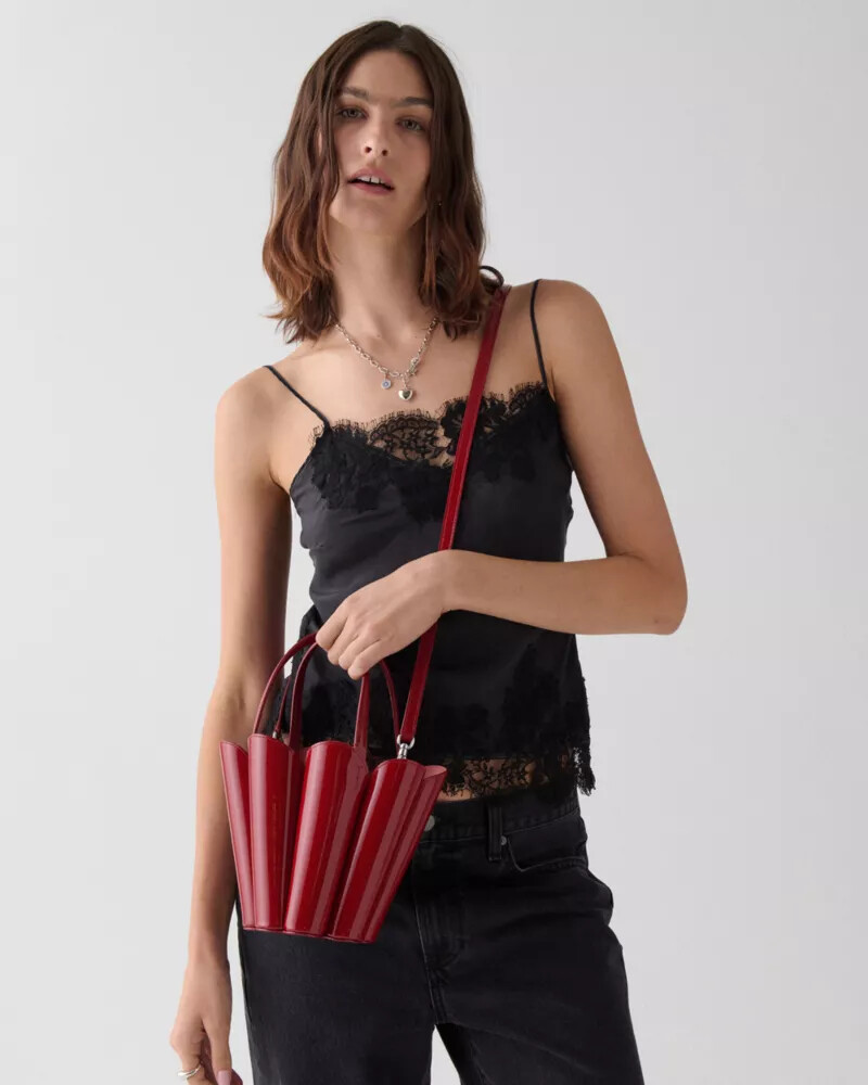 bolsa balde de flores patent spade escarlate escuro