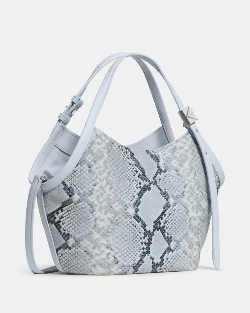 bolsa pequena tulipa com estampa de cobra decorativa em relevo cor safira clara.