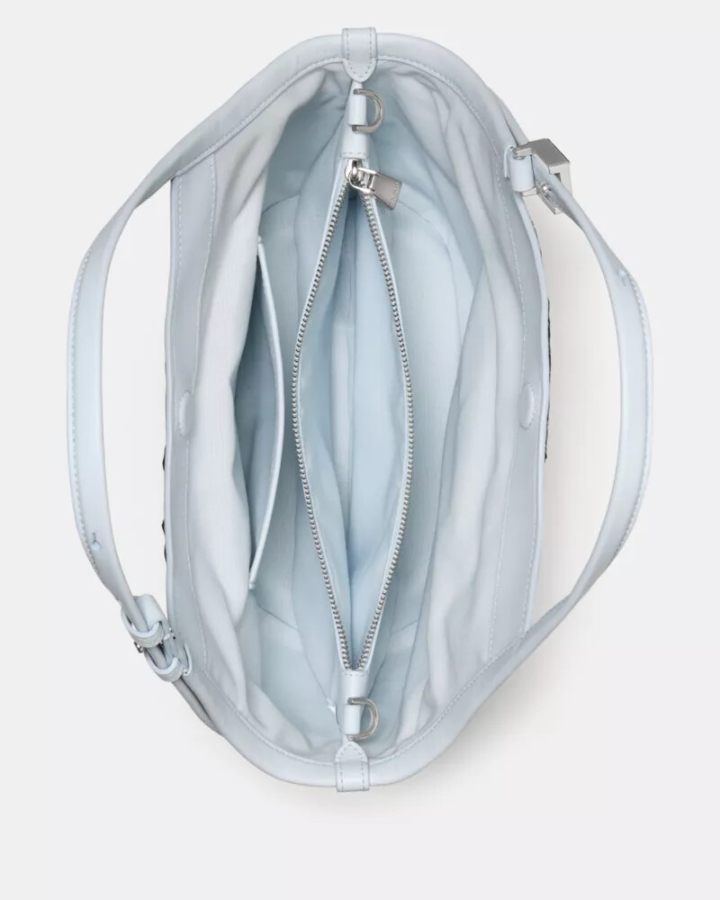 bolsa pequena tulipa com estampa de cobra decorativa em relevo cor safira clara.