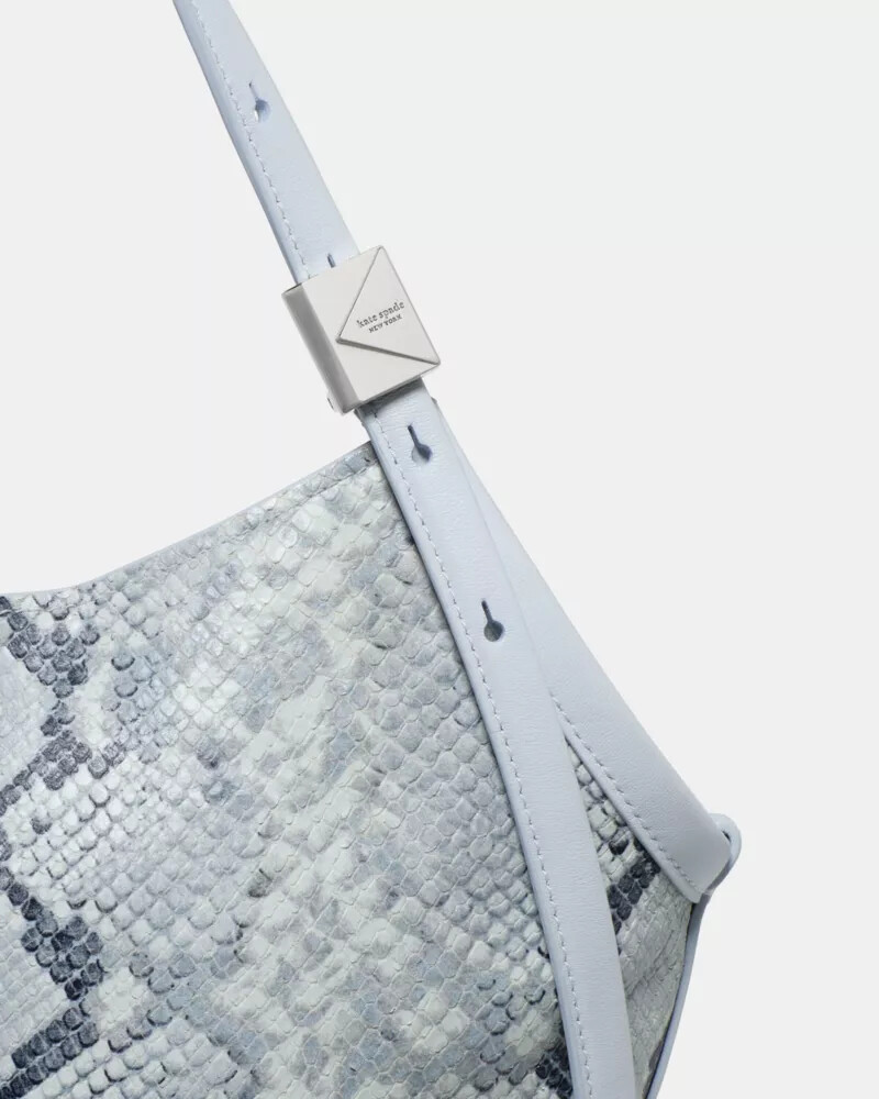 bolsa pequena tulipa com estampa de cobra decorativa em relevo cor safira clara.