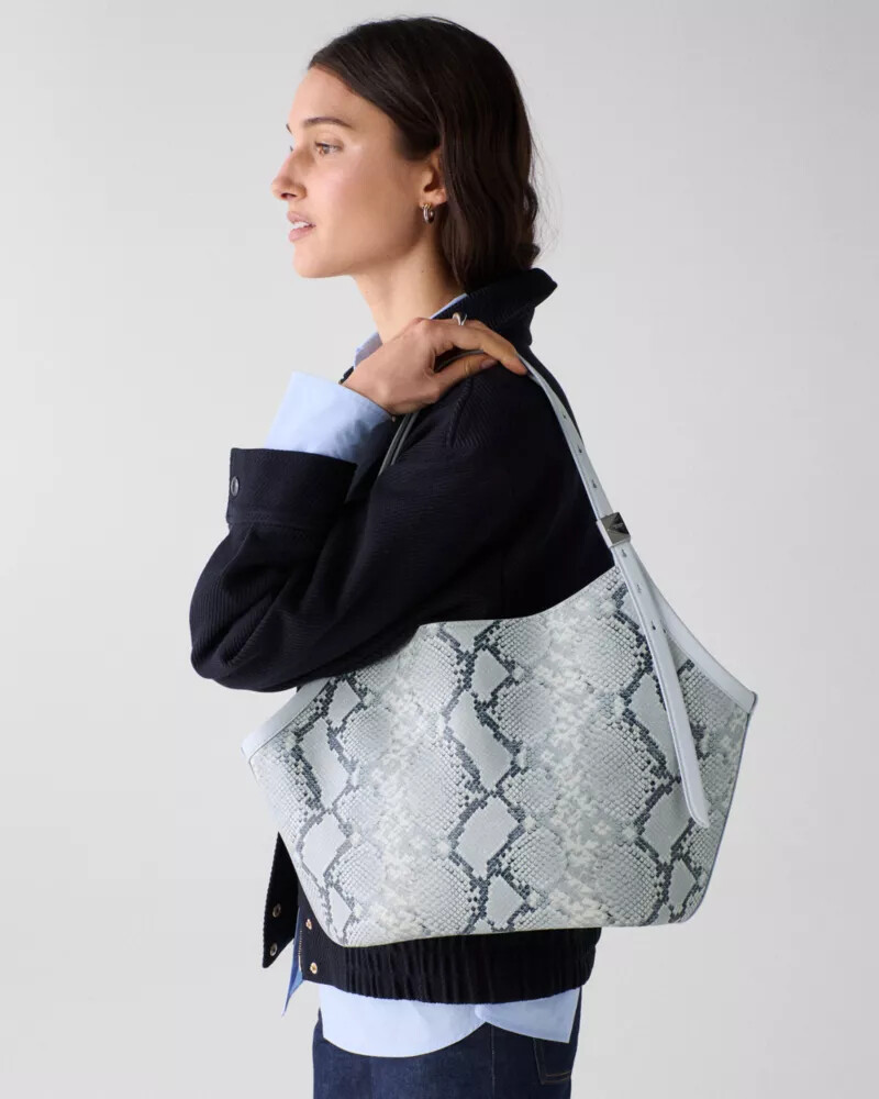 bolsa tote tulipa com estampa de cobra decorativa cor azul safira clara.