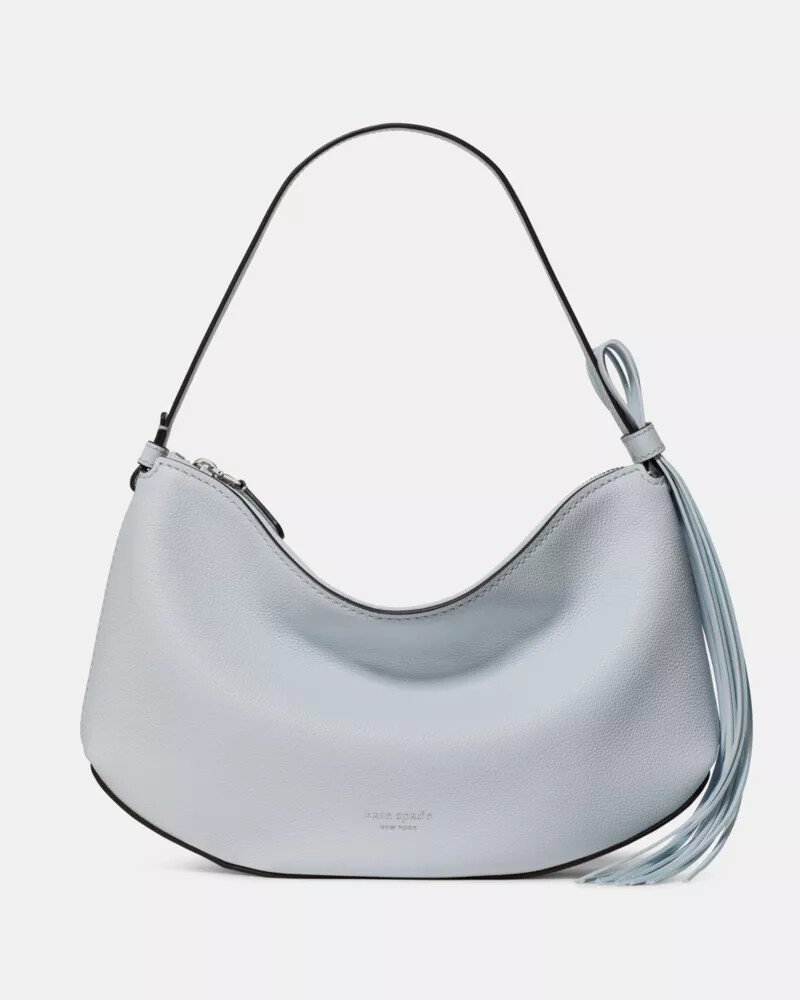 bolsa de ombro com alça de franjas em formato de laço cor safira clara.