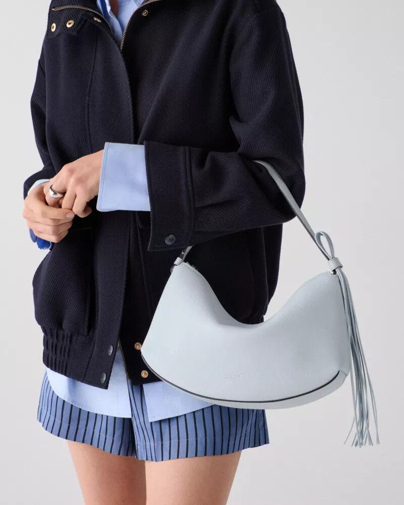 bolsa de ombro com alça de franjas em formato de laço cor safira clara.