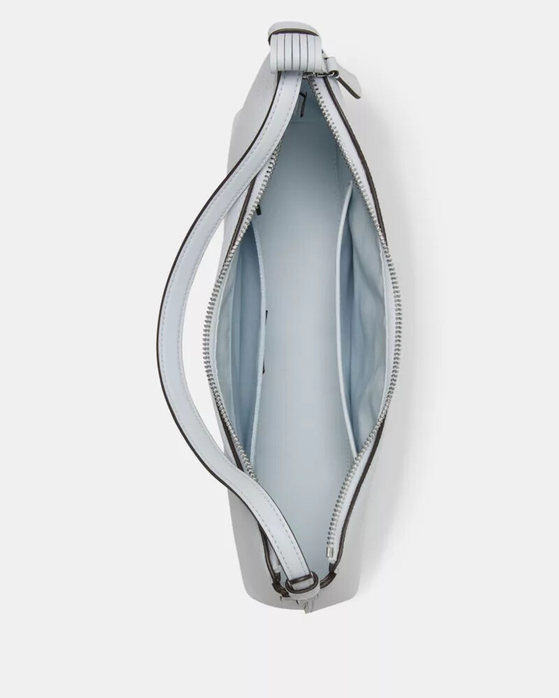 bolsa de ombro com alça de franjas em formato de laço cor safira clara.