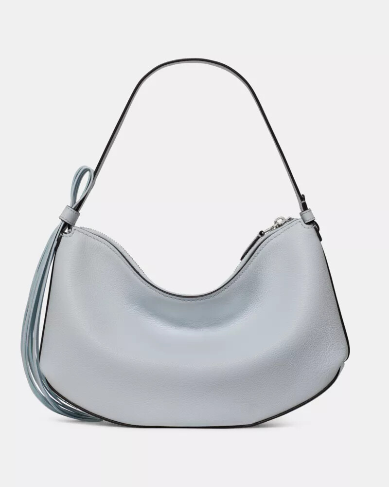 bolsa de ombro com alça de franjas em formato de laço cor safira clara.