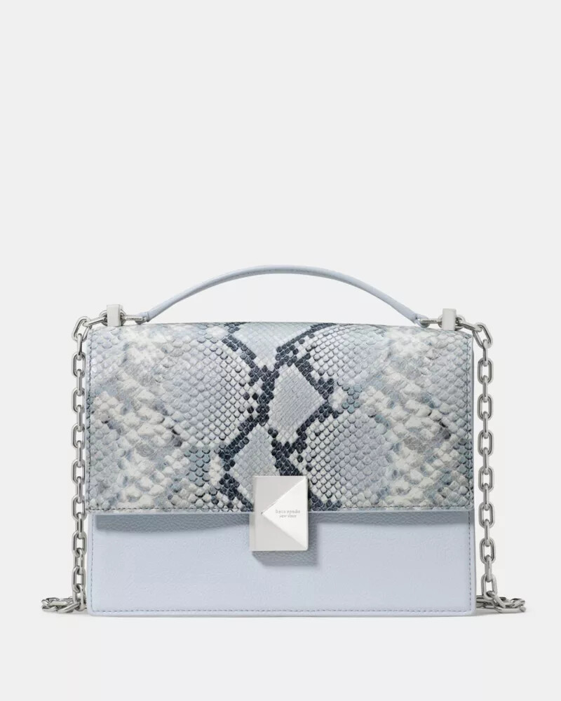 bolsa de ombro com corrente e estampa de cobra deco cor safira clara multicolorida