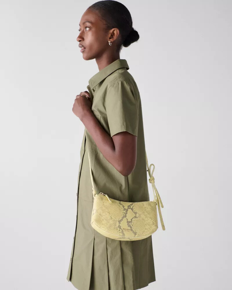 bolsa transversal loop snake com estampa em relevo cor limão claro.