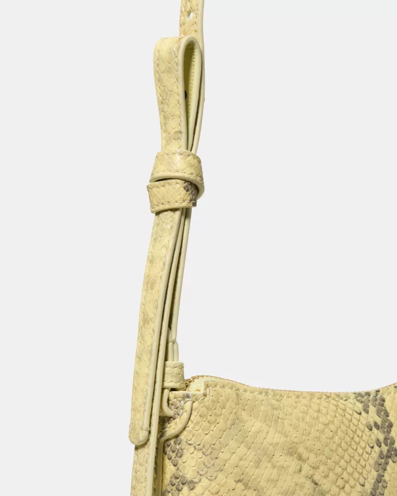bolsa transversal loop snake com estampa em relevo cor limão claro.