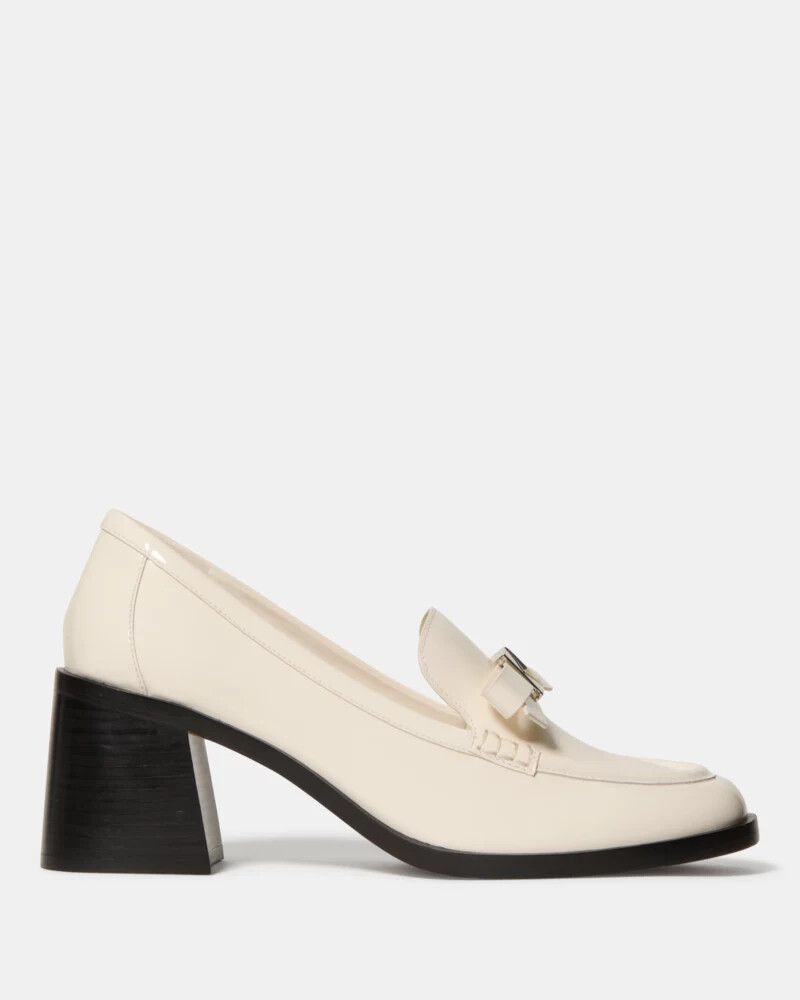 mocassim de salto com laço decorativo cor leite de caju.