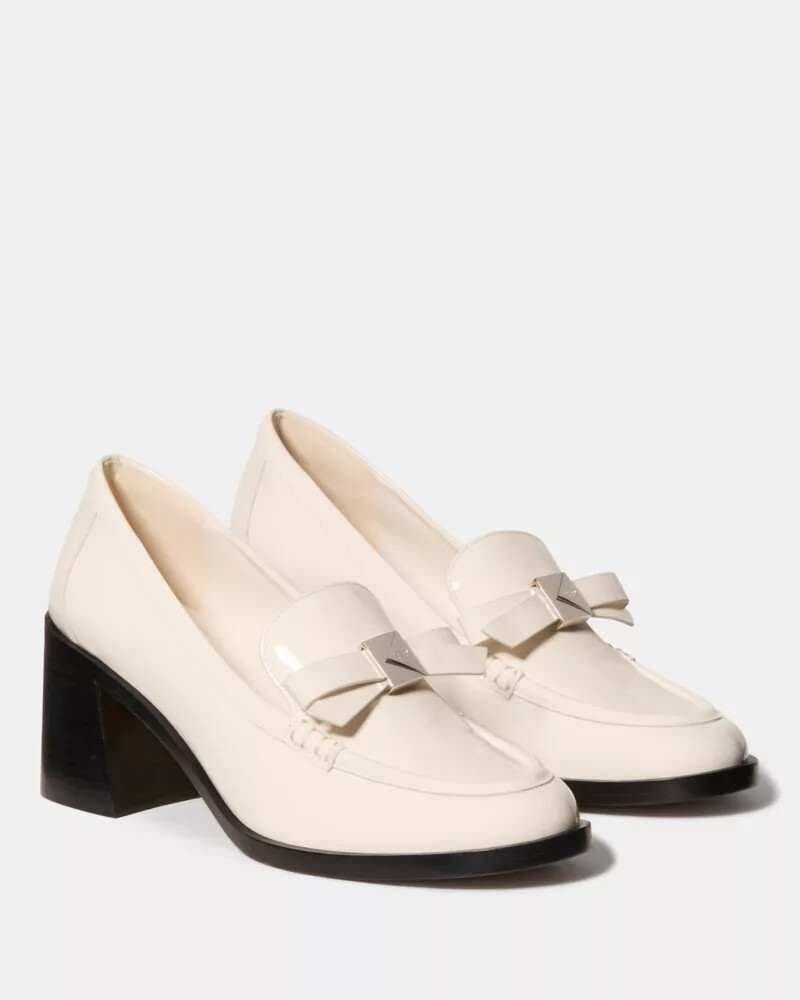 mocassim de salto com laço decorativo cor leite de caju.