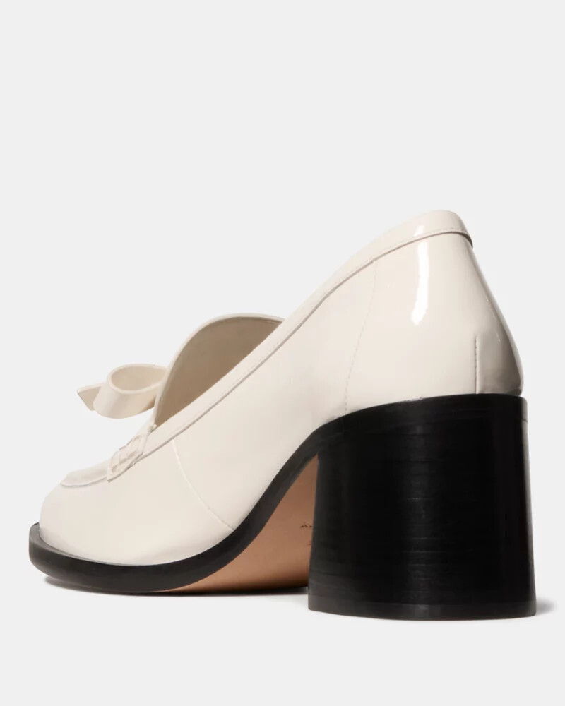 mocassim de salto com laço decorativo cor leite de caju.