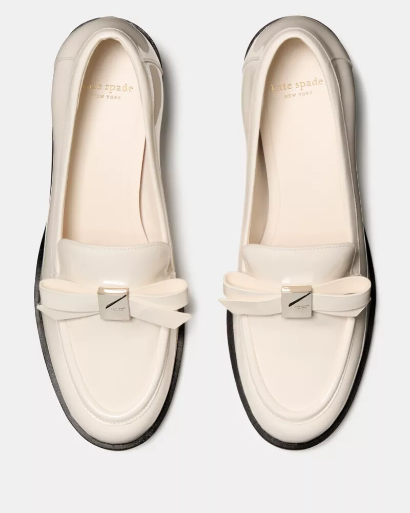 mocassim de salto com laço decorativo cor leite de caju.