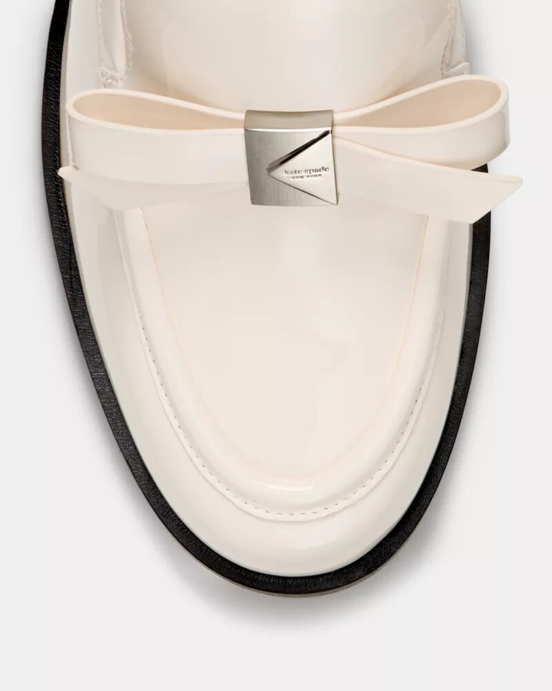 mocassim de salto com laço decorativo cor leite de caju.