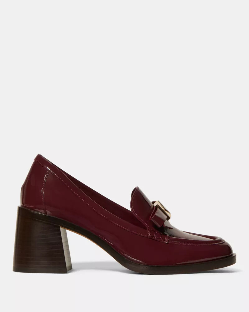 mocassim de salto com laço decorativo na cor vinho escuro