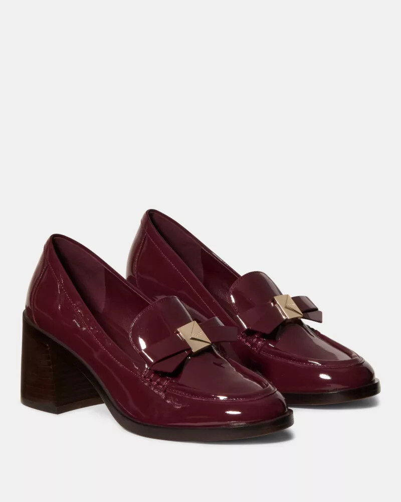 mocassim de salto com laço decorativo na cor vinho escuro