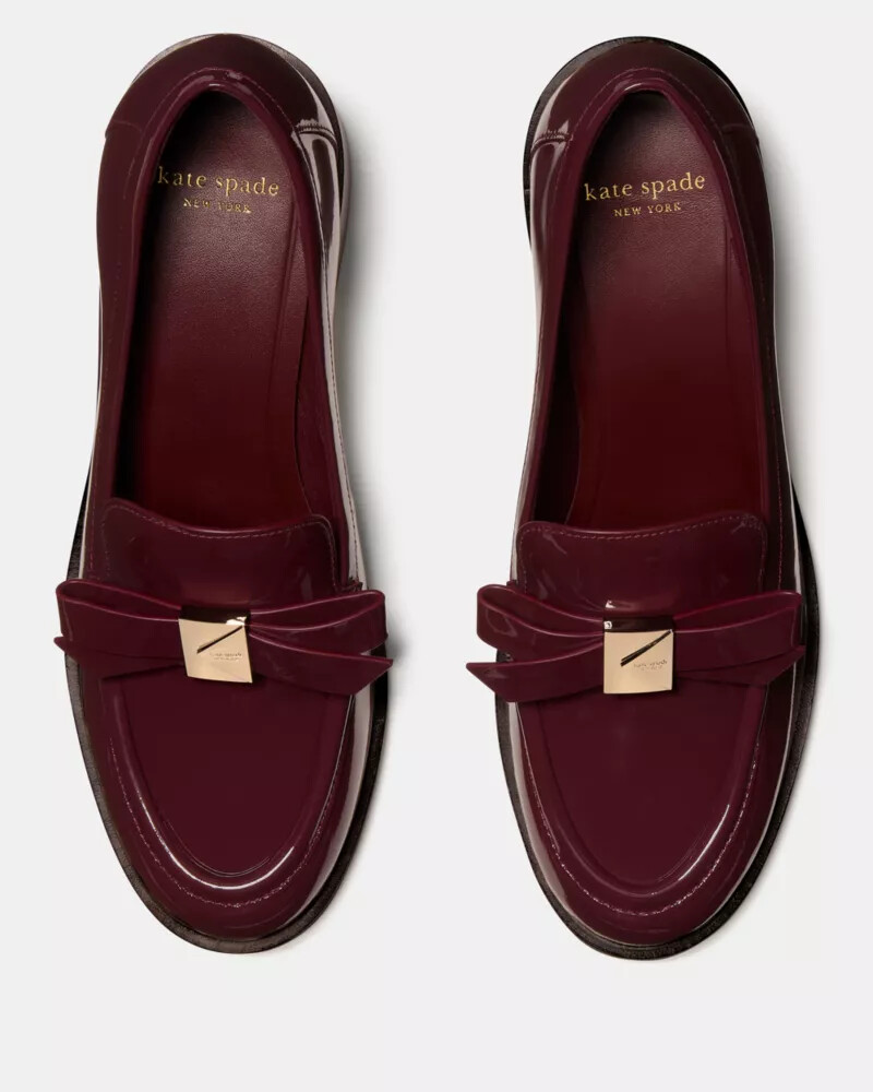 mocassim de salto com laço decorativo na cor vinho escuro