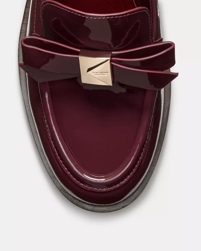mocassim de salto com laço decorativo na cor vinho escuro