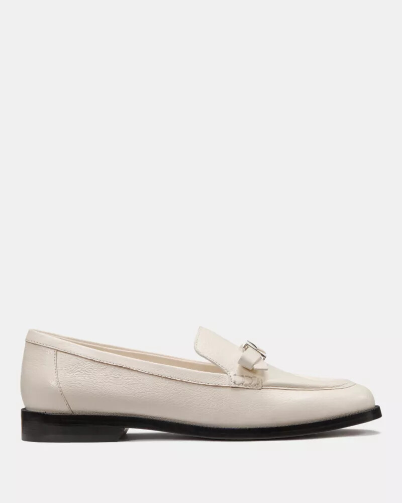 mocassim com laço decorativo e leite de caju