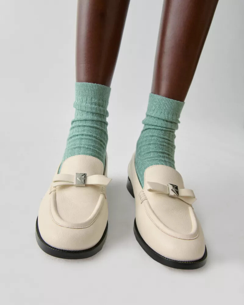 mocassim com laço decorativo e leite de caju