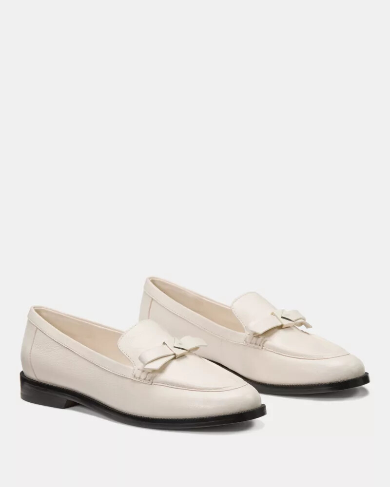 mocassim com laço decorativo e leite de caju