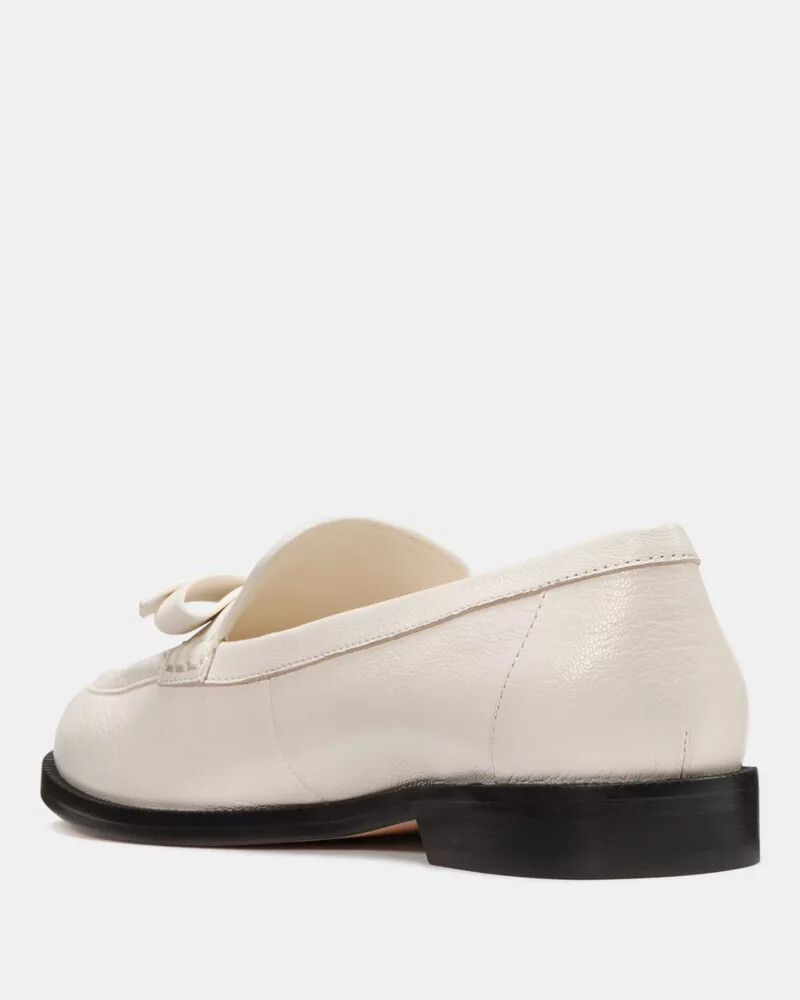 mocassim com laço decorativo e leite de caju