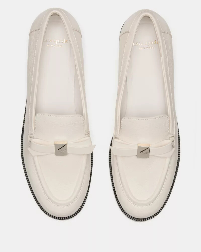 mocassim com laço decorativo e leite de caju