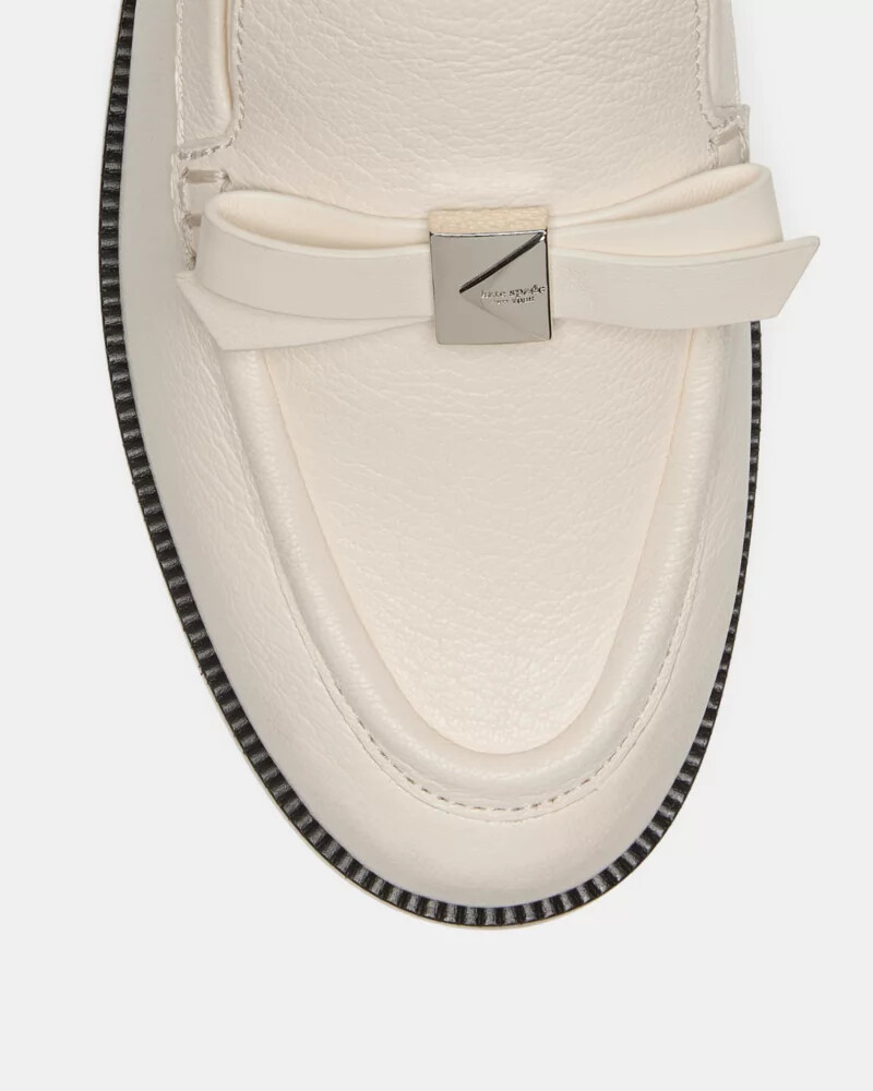 mocassim com laço decorativo e leite de caju
