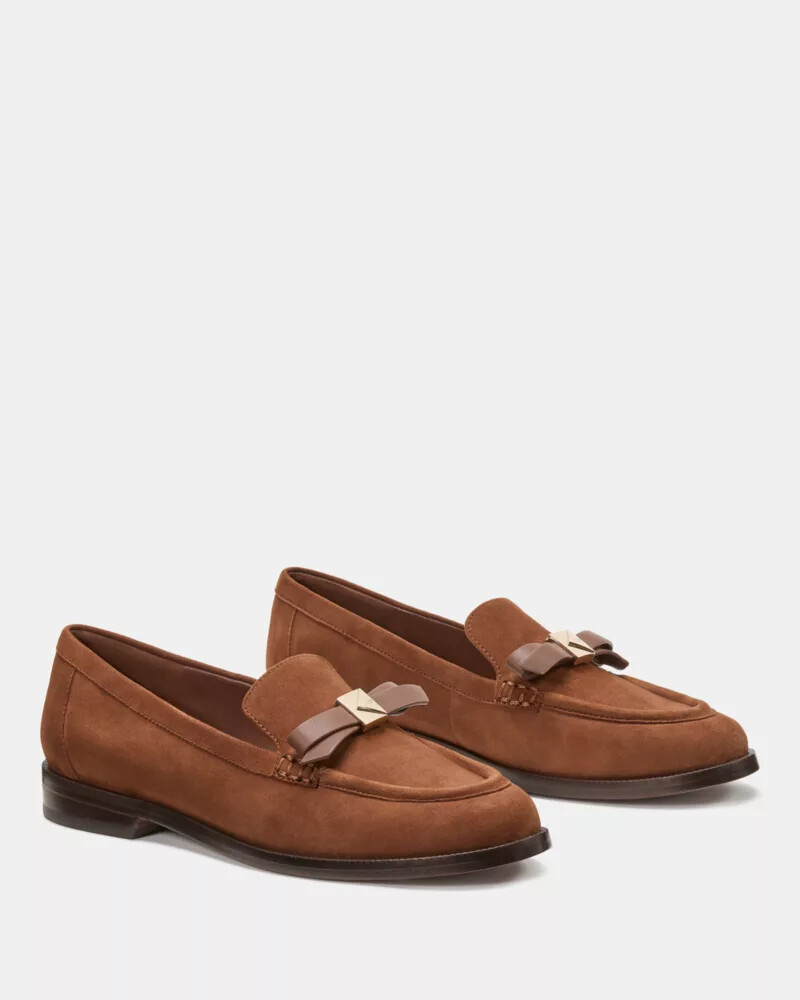 mocassim com laço decorativo chocolate quente