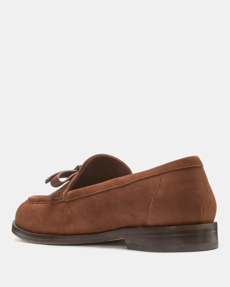mocassim com laço decorativo chocolate quente