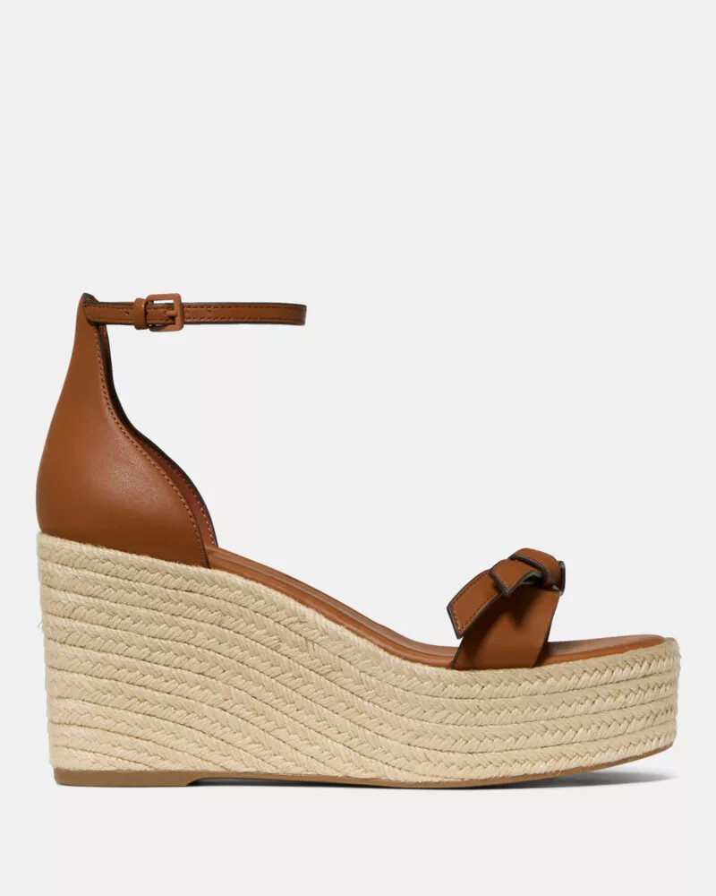 sandália anabela com alças em formato de selim modelo espadrill.