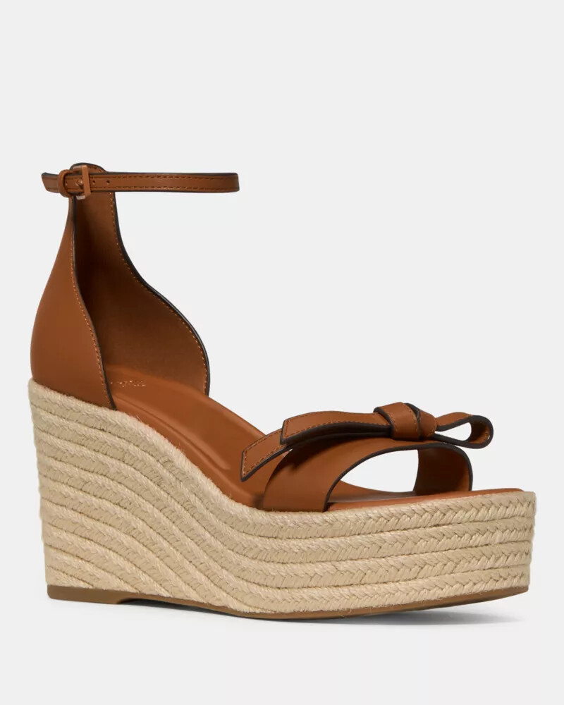 sandália anabela com alças em formato de selim modelo espadrill.