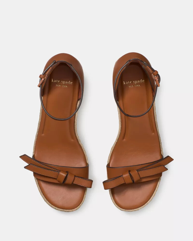 sandália anabela com alças em formato de selim modelo espadrill.
