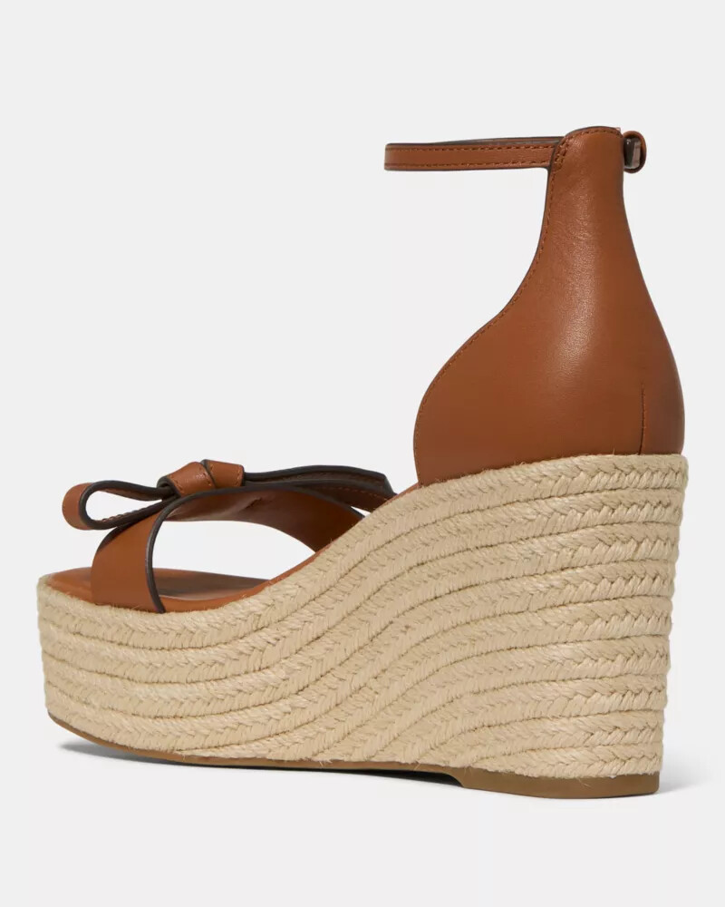 sandália anabela com alças em formato de selim modelo espadrill.