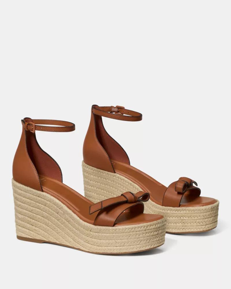 sandália anabela com alças em formato de selim modelo espadrill.