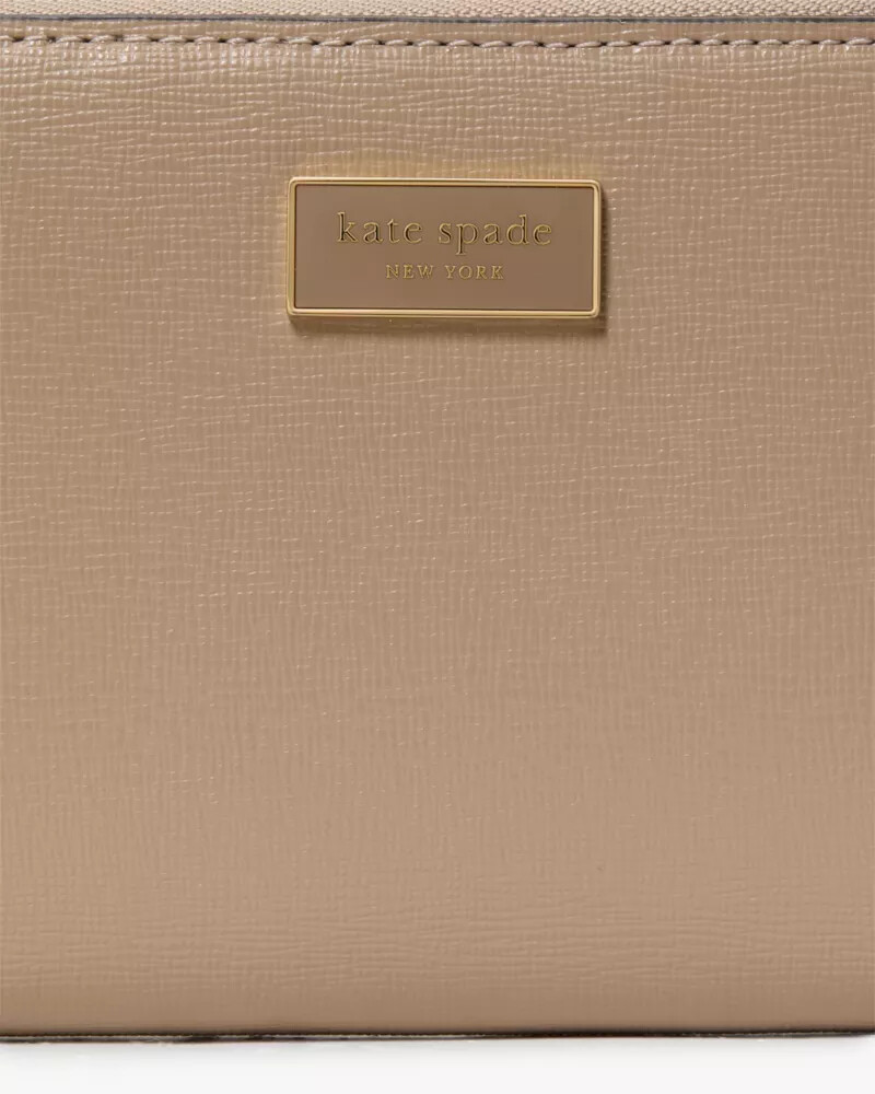 carteira média serena com zíper cor taupe atemporal.