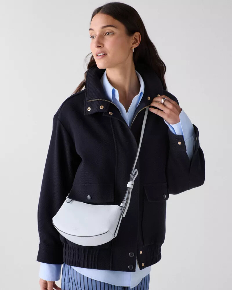 bolsa transversal loop em tom azul safira claro