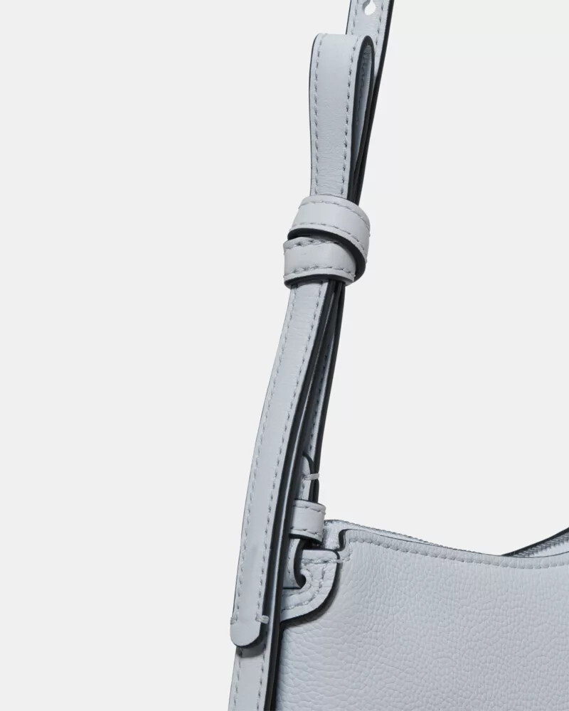 bolsa transversal loop em tom azul safira claro