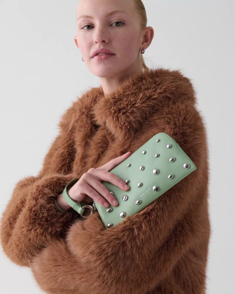 carteira de pulso halo studded na cor verde sálvia.