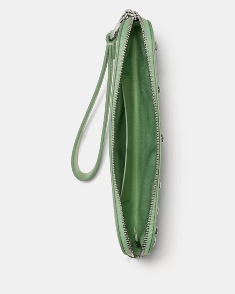 carteira de pulso halo studded na cor verde sálvia.